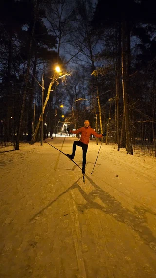 Лыжник на освещённой зимней трассе