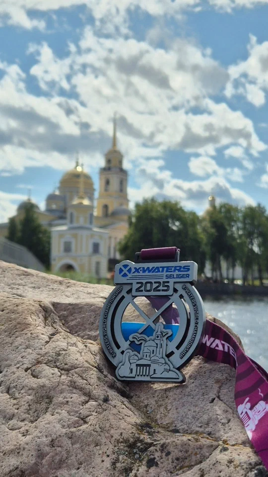 Медаль заплыва на фоне храма