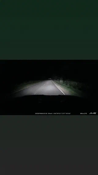 Ночная дорога в свете фар