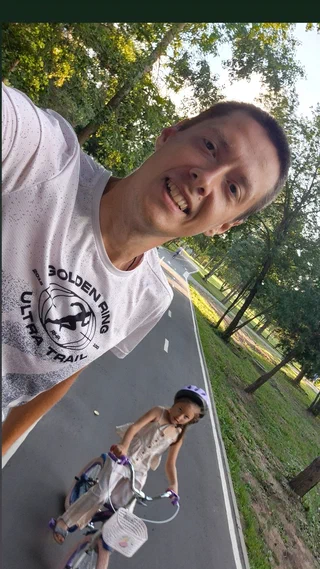 Фото вдвоём на дорожке в парке