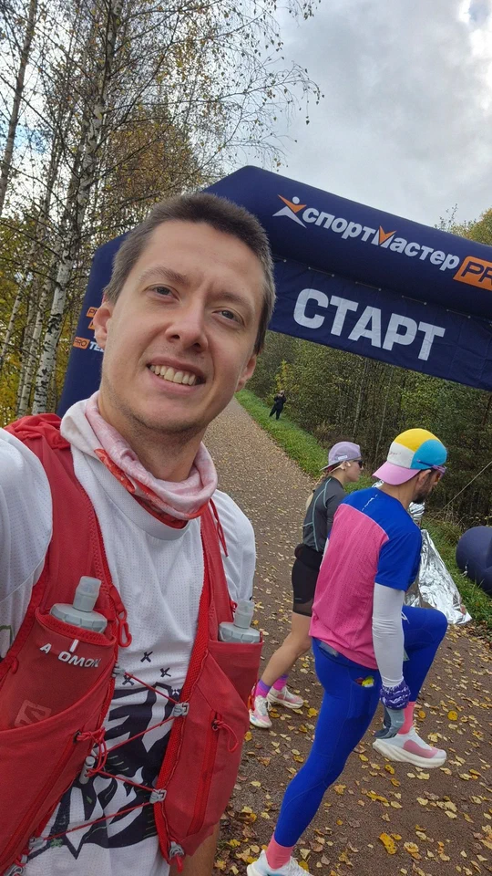 Портрет у стартовой арки осенью