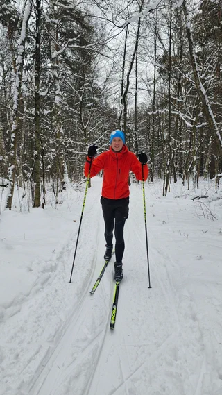 Лыжник в заснеженном лесу