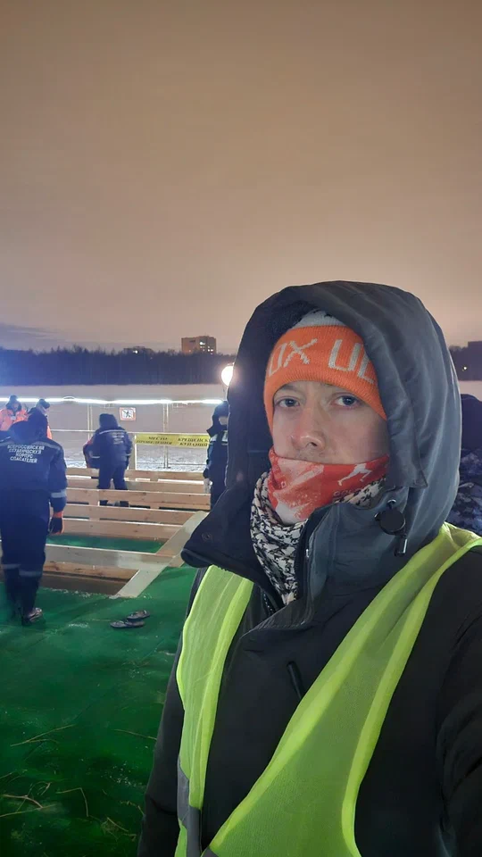 Спасатель в сигнальном жилете на ночных крещенских купаниях