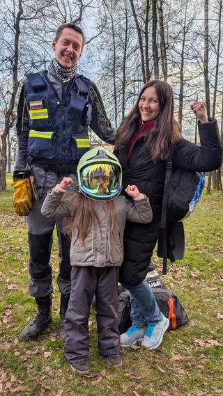 Спасатель и двое людей в лесу