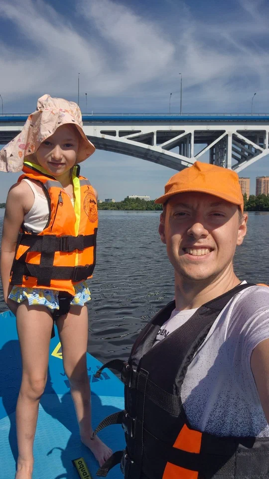 Фото вдвоём в спасательных жилетах у воды