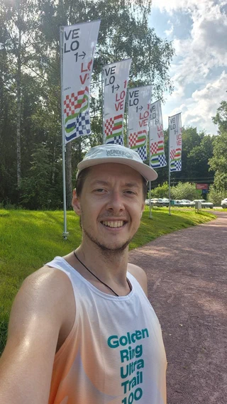 Портрет у указателя веломаршрута Velo1